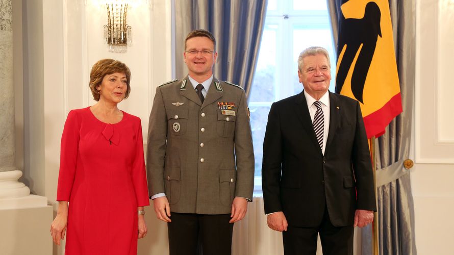 Bundespräsident Joachim Gauck (r.) und seine Lebensgefährtin Daniela Schadt mit Oberstleutnant André Wüstner. Foto: Markus Theisen