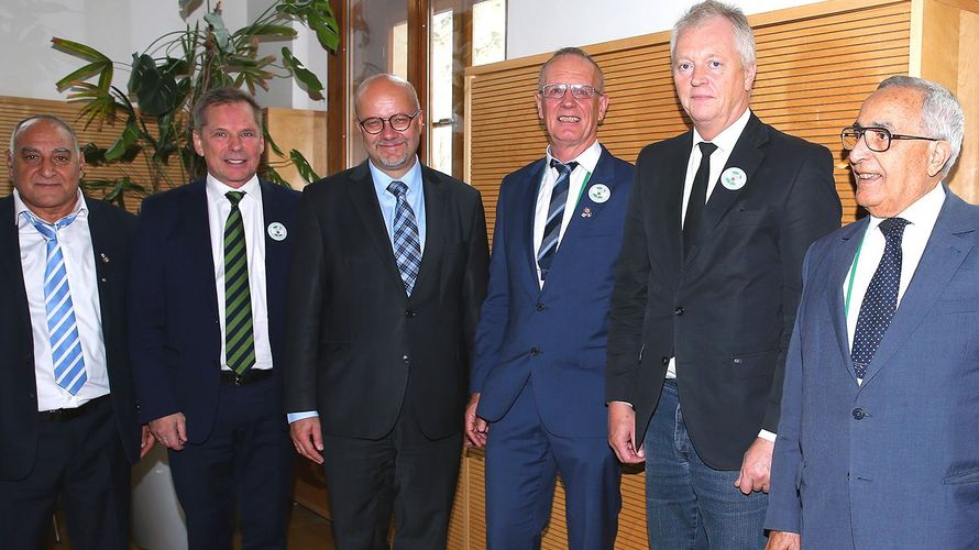 Im Jakob-Kaiser-Haus: Albrecht Kiesner, Vorsitzender ERH im DBwV-Bundesvorstand, (3.v.r.) ist mit den Vertretern der World Veterans Federation um WVF-Präsident Dan Viggo Bergtun (2.v.l.) zu Gast bei MdB Fritz Felgentreu (SPD). Foto: DBwV/Schmidt