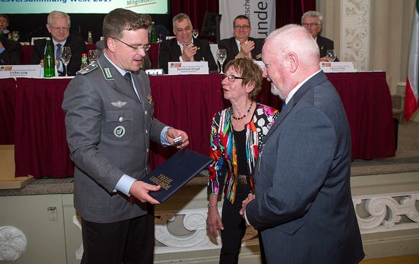 Oberstleutnant André Wüstner (l.) ehrte den ehemaligen Bundesvorsitzenden Bernhard Gertz und seine Ehefrau Bärbel für insgesamt 75 Jahre Mitgliedschaft im Verband (Foto: DBwV/Bombeke)