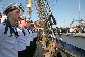 Das Schulschiff hat einen enormen Wert für das Teambuilding. Hier ein Bild vom Einlaufen in Kiel im Jahr 2011 Foto: Bundeswehr/Schönbrodt