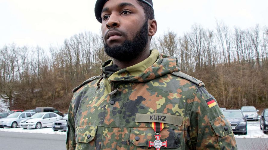 Obergefreiter Tyrelis Lamont Kurz wird ein dreiviertel Jahr nach seinem mutigen Eingreifen mit dem Ehrenkreuz der Bundeswehr für eine hervorragende Einzeltat ausgezeichnet. Foto: Bundeswehr/Karsten Dyba