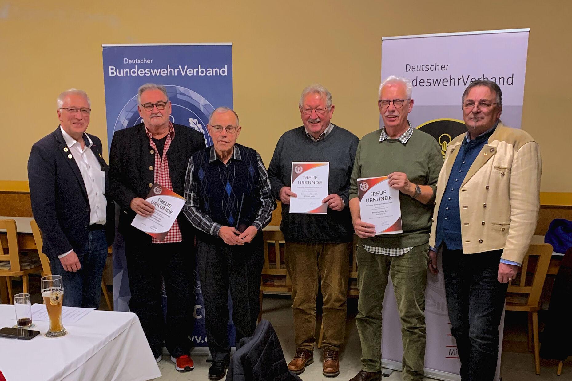 Vorsitzender Detlef Döring mit den geehrten Mitgliedern, Hauptmann a. D. Klaus Peus (von links), Stabsfeldwebel a. D. Hermann Schwarz, Stabsunteroffizier d. R. Wilfried Maier, Oberstleutnant a. D. Lutz Mühe sowie Bezirksvorsitzender Franz Jung. Foto: KEHR Memmingen