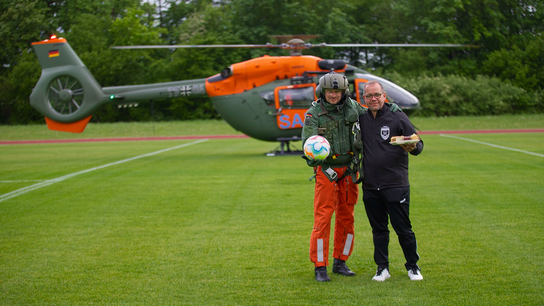 Spektakulären Beginn: Ein Hubschrauber brachte den Spielball auf das Turniergelände. Foto: CS/DB