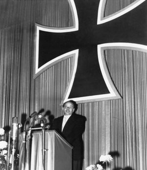Theodor Blank während seiner Rede in der Bonner Ermekeil-Kaserne unter dem großen Eisernen Kreuz. Foto: ullstein bild
