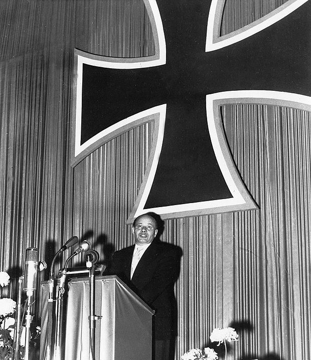 Theodor Blank während seiner Rede in der Bonner Ermekeil-Kaserne unter dem großen Eisernen Kreuz. Foto: ullstein bild