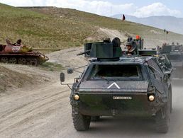 In der frühen Phase des Afghanistan-Einsatzes: Fuchs-Transportpanzer der Bundeswehr fahren am im Juni 2004 in der Nähe von Kabul an einem russischen Panzerwrack vorbei. picture-alliance/ ZB | Andreas Lander