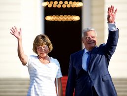 Gutgelaunt: Bundespräsident Joachim Gauck und Daniela Schadt luden zum Bürgerfest in das Schloss Bellevue in Berlin. Foto: Eventpress Radke