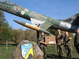 Denken an Kameraden im Einsatz, (v.l.) TruKa Vorsitzender Stabsfeldwebel Riep , Stabsfeldwebel Genz , Hauptfeldwebel Gutt (Personalratsvorsitzender) und Hauptmann Walther Foto: sTruKa AbgTZug 242