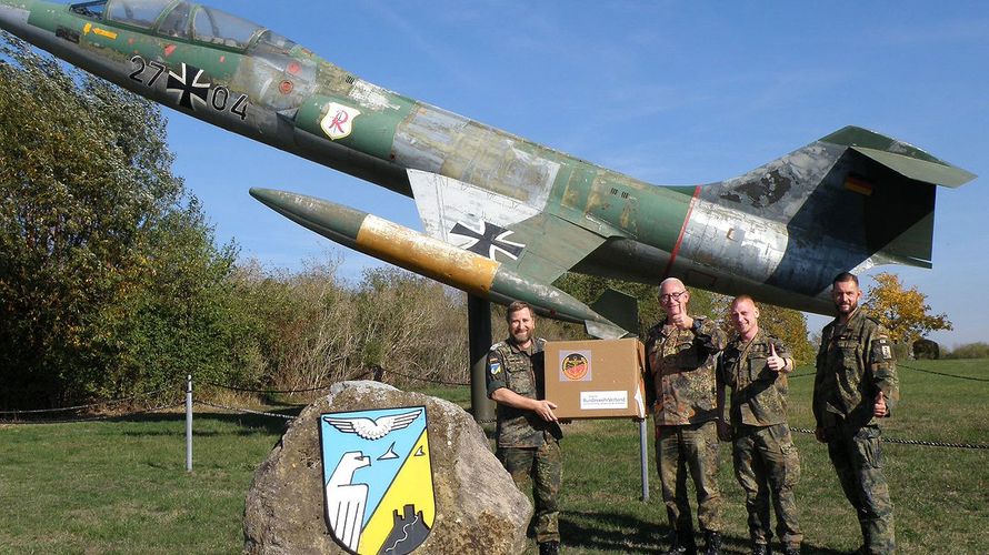 Denken an Kameraden im Einsatz, (v.l.) TruKa Vorsitzender Stabsfeldwebel Riep , Stabsfeldwebel Genz , Hauptfeldwebel Gutt (Personalratsvorsitzender) und Hauptmann Walther Foto: sTruKa AbgTZug 242