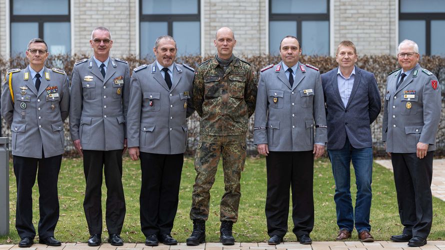 Oberstabsfeldwebel Frank Schmitt, Oberstabsfeldwebel Stefan Weyer, Oberstleutnant a.D. Josef Rauch, Oberstleutnant Alexander Kleiszmantatis, Hauptmann Ralf Baasch, Stabsfeldwebel Gerd Dombrowski und Oberstleutnant a.D. Stephan Müller (v.l.)  Foto: DBwV/Sarina Flachsmeier