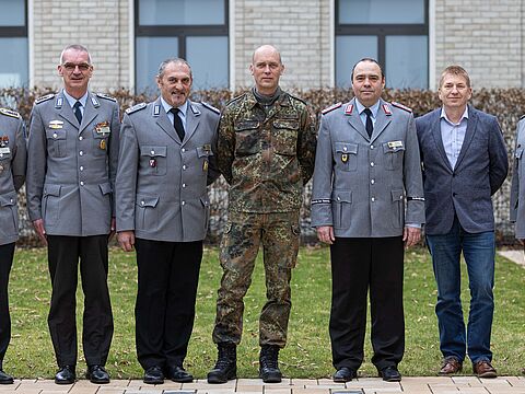 Oberstabsfeldwebel Frank Schmitt, Oberstabsfeldwebel Stefan Weyer, Oberstleutnant a.D. Josef Rauch, Oberstleutnant Alexander Kleiszmantatis, Hauptmann Ralf Baasch, Stabsfeldwebel Gerd Dombrowski und Oberstleutnant a.D. Stephan Müller (v.l.)  Foto: DBwV/Sarina Flachsmeier