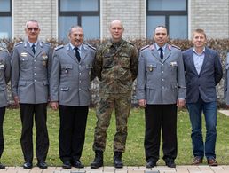 Oberstabsfeldwebel Frank Schmitt, Oberstabsfeldwebel Stefan Weyer, Oberstleutnant a.D. Josef Rauch, Oberstleutnant Alexander Kleiszmantatis, Hauptmann Ralf Baasch, Stabsfeldwebel Gerd Dombrowski und Oberstleutnant a.D. Stephan Müller (v.l.)  Foto: DBwV/Sarina Flachsmeier