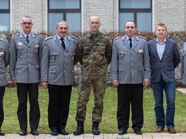 Oberstabsfeldwebel Frank Schmitt, Oberstabsfeldwebel Stefan Weyer, Oberstleutnant a.D. Josef Rauch, Oberstleutnant Alexander Kleiszmantatis, Hauptmann Ralf Baasch, Stabsfeldwebel Gerd Dombrowski und Oberstleutnant a.D. Stephan Müller (v.l.)  Foto: DBwV/Sarina Flachsmeier