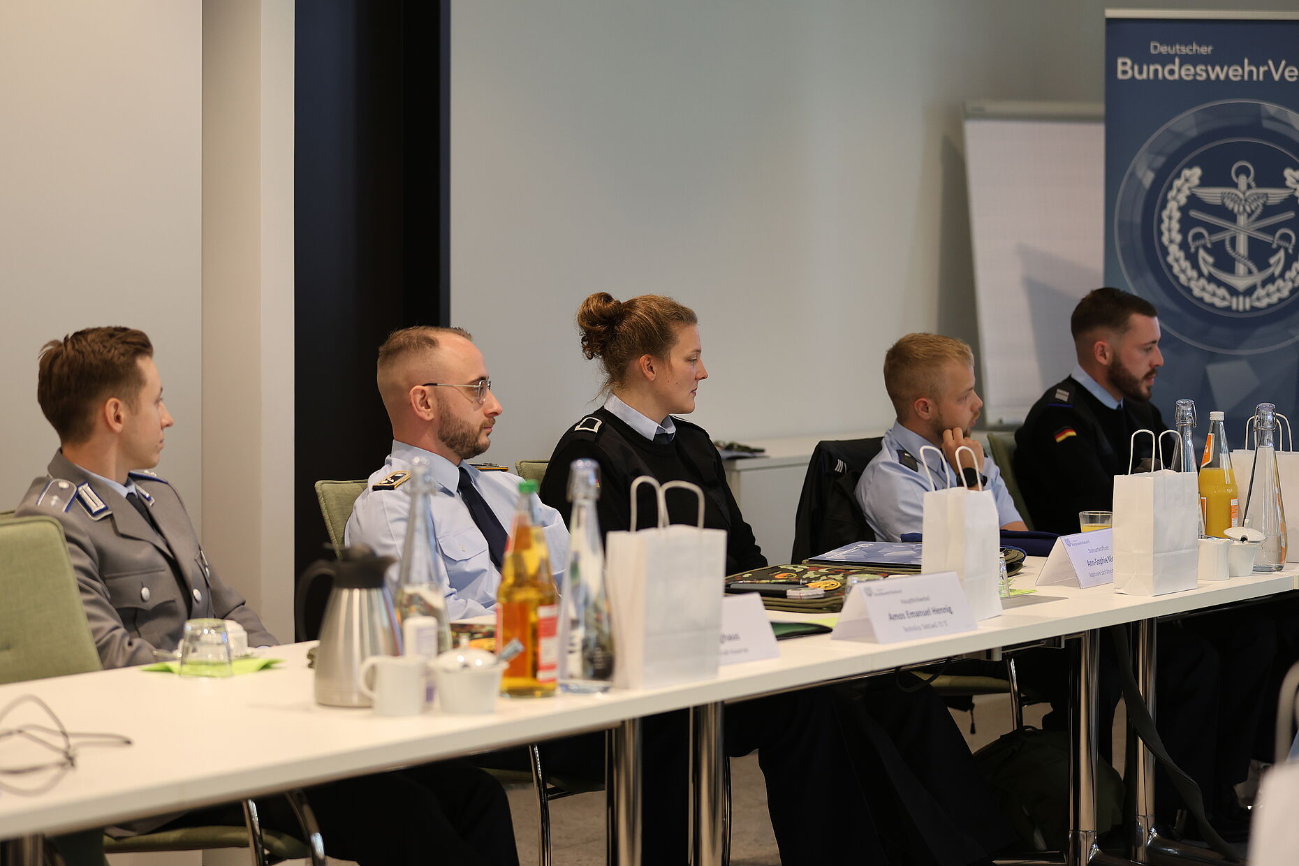 Die Teilnehmenden waren eingeladen, sich aktiv einzubringen und eigene Themen anzusprechen. Foto: DBwV/Eva Krämer