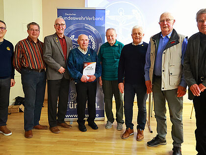 Mitgliederehrung bei den Ehemaligen Diez/Limburg (v.l.): Bezirksvorsitzender Michael Schwab, Dirk Smoltzyk, Vorsitzender Hubert Lehmann, Josef Loraing, Wilfried Ries, Erhard Süsser, Gerd Harms und Josef Gardill. Foto: Anja Lehmann