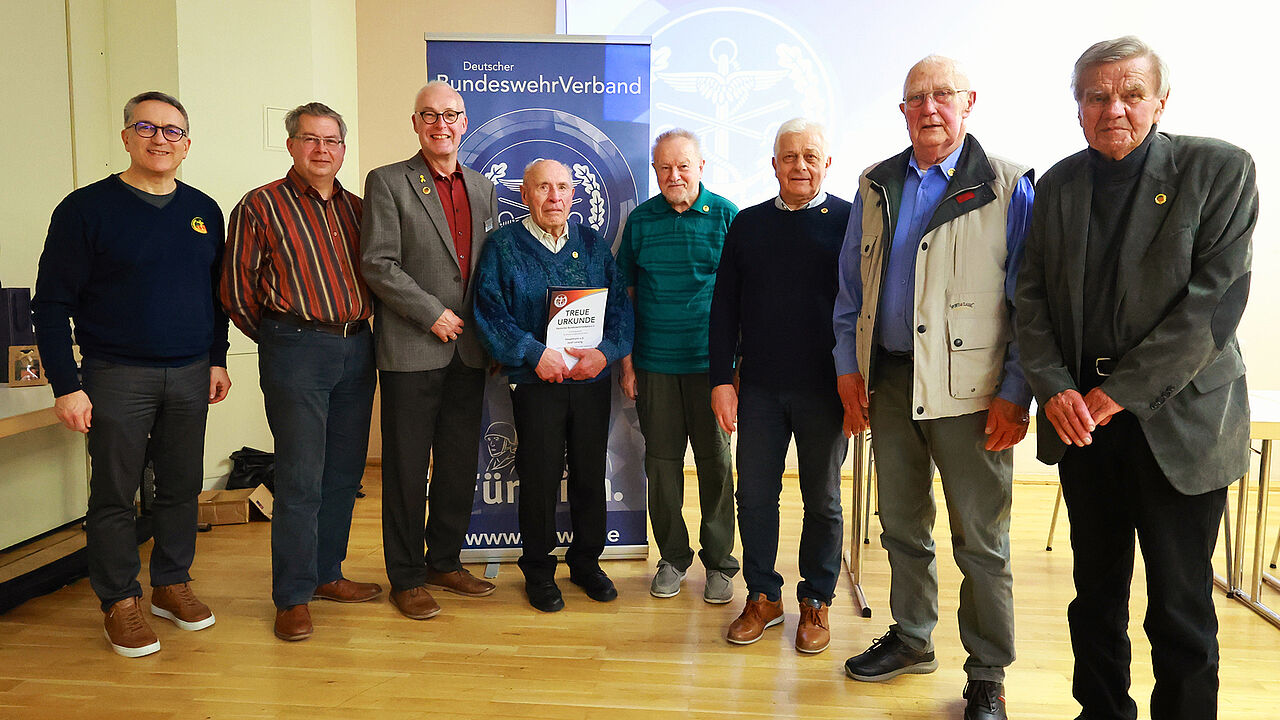 Mitgliederehrung bei den Ehemaligen Diez/Limburg (v.l.): Bezirksvorsitzender Michael Schwab, Dirk Smoltzyk, Vorsitzender Hubert Lehmann, Josef Loraing, Wilfried Ries, Erhard Süsser, Gerd Harms und Josef Gardill. Foto: Anja Lehmann