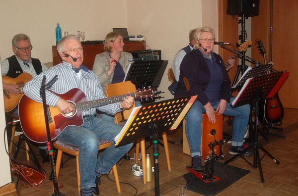 Die Gruppe Moorheuler unterhielt mit plattdeutschen Liedern. Foto: DBwV/LV Nord