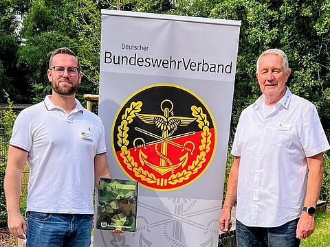 Der Beisitzer „Junge Ehemalige“, Oberfeldwebel d. R. Sebastian Pohl (l.), und der Vorsitzende der sKERH Chemnitz, Hauptmann a. D. Thomas Viertel, begrüßten die Teilnehmer. Foto: Thomas Viertel