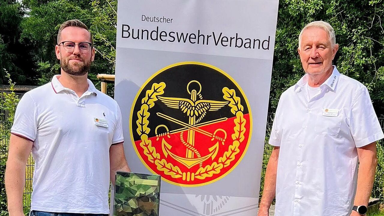 Der Beisitzer „Junge Ehemalige“, Oberfeldwebel d. R. Sebastian Pohl (l.), und der Vorsitzende der sKERH Chemnitz, Hauptmann a. D. Thomas Viertel, begrüßten die Teilnehmer. Foto: Thomas Viertel