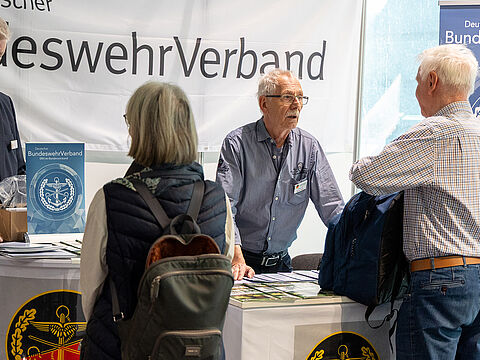 Am Stand des DBwV beim Seniorentag in Mannheim: Der Vorsitzende ERH im Bundesvorstand, Hauptmann a.D. Ingo Zergiebel (l.), und der Vorsitzende der sKERH Rhein-Neckar, Oberstabsfeldwebel a.D. Werner Böhm, im Gespräch mit Besuchern. Foto: DBwV/Yann Bombeke