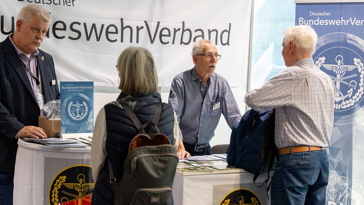 Am Stand des DBwV beim Seniorentag in Mannheim: Der Vorsitzende ERH im Bundesvorstand, Hauptmann a.D. Ingo Zergiebel (l.), und der Vorsitzende der sKERH Rhein-Neckar, Oberstabsfeldwebel a.D. Werner Böhm, im Gespräch mit Besuchern. Foto: DBwV/Yann Bombeke