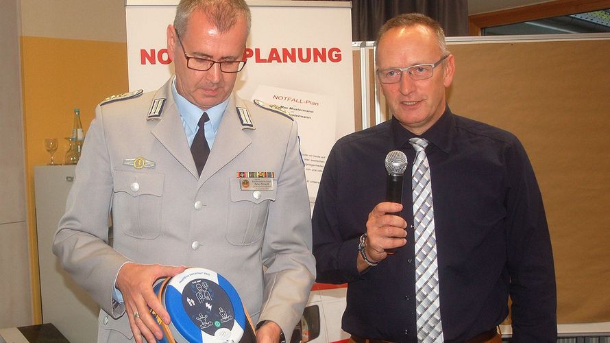 Den Einsatz eines Defibrillators erläuterte Peter Strauß (l.) im Beisein von Uwe Schenkel. Foto: DBwV
