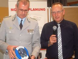 Den Einsatz eines Defibrillators erläuterte Peter Strauß (l.) im Beisein von Uwe Schenkel. Foto: DBwV