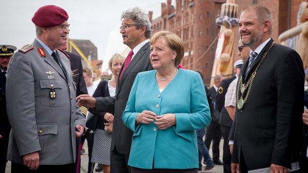 Im Hafen von Stralsund: Bundeskanzlerin Angela Merkel im Gespräch mit General Eberhard Zorn (l.) und dem Oberbürgermeister von Stralsund, Alexander Badrow. Foto: DBwV/Bombeke