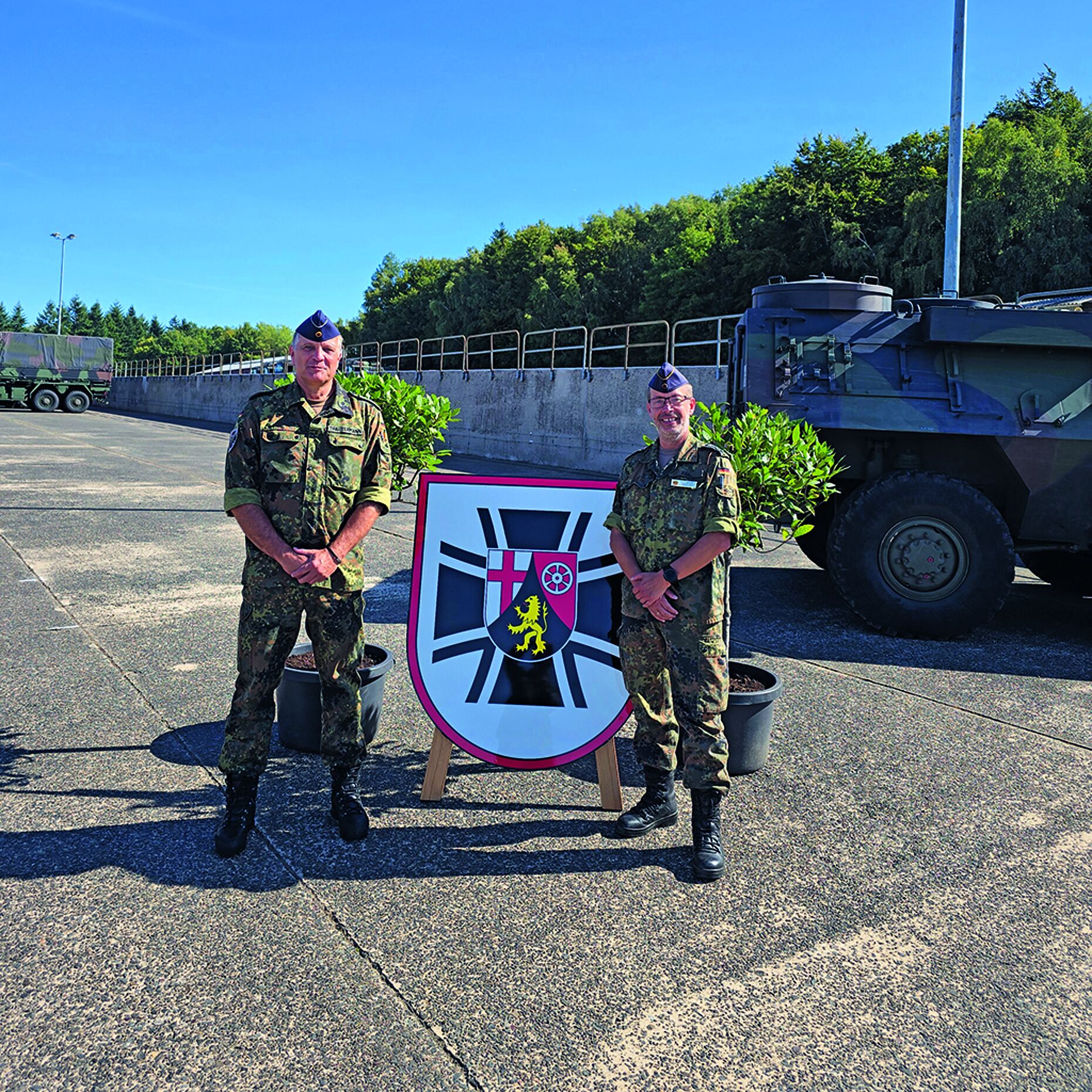 Gemeinsame Arbeit für eine bessere Bundeswehr: Oberst Michael Trautermann mit dem Landesvorsitzenden West im DBwV, Stabsfeldwebel Volker Keil.