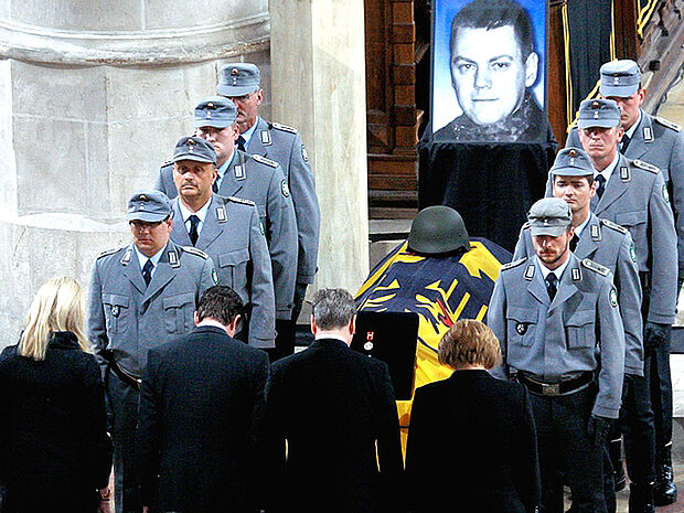 Verneigung vor den getöteten Soldaten