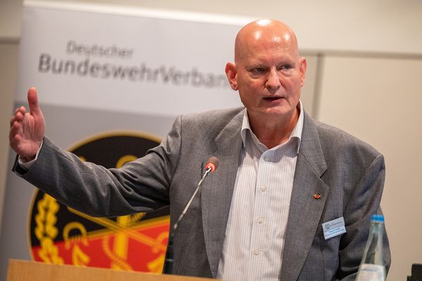 Klaus-Hermann Scharf, Vorsitzender des Fachbereichs Zivile Beschäfttigte, führte durch die Tagung. Foto: DBwV/Yann Bombeke