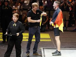 Höchstpersönlich: Hauptfeldwebel Kai Cziesla bekommt seine Medaille von Prinz Harry überreicht. Foto: dpa/Byrne