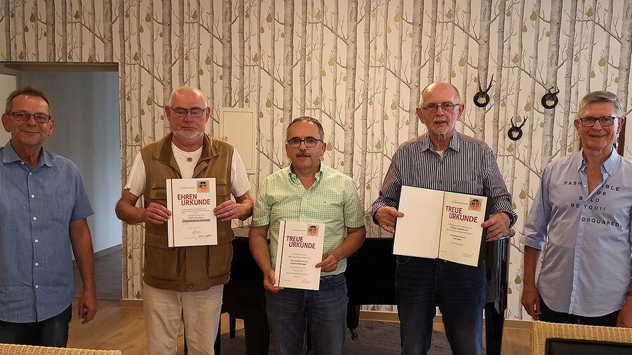 Bezirksvorsitzender Harald Lott (v. l.) mit den geehrten Mitglieder Walter Keseberg, Winfried Riedinger und Paul Gäckle sowie mit dem Vorsitzenden Erwin Vohrer. Foto: DBwV 