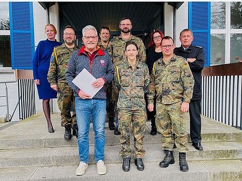 Der Vorstand der Truppenkameradschaft Ernst-von-Bergmann-Kaserne mit dem zu verabschiedenden Oberfeldapotheker Wolfgang Merkert (3.v.l.)  Foto: TruKa EvBK