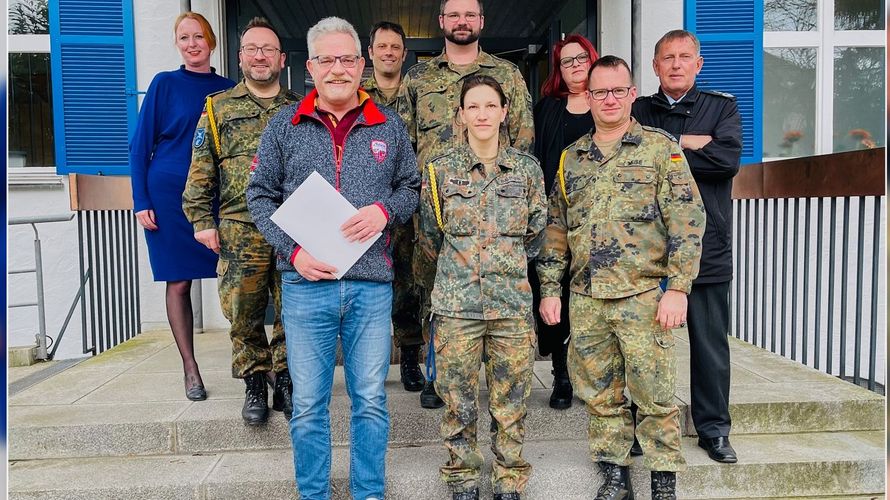 Der Vorstand der Truppenkameradschaft Ernst-von-Bergmann-Kaserne mit dem zu verabschiedenden Oberfeldapotheker Wolfgang Merkert (3.v.l.)  Foto: TruKa EvBK