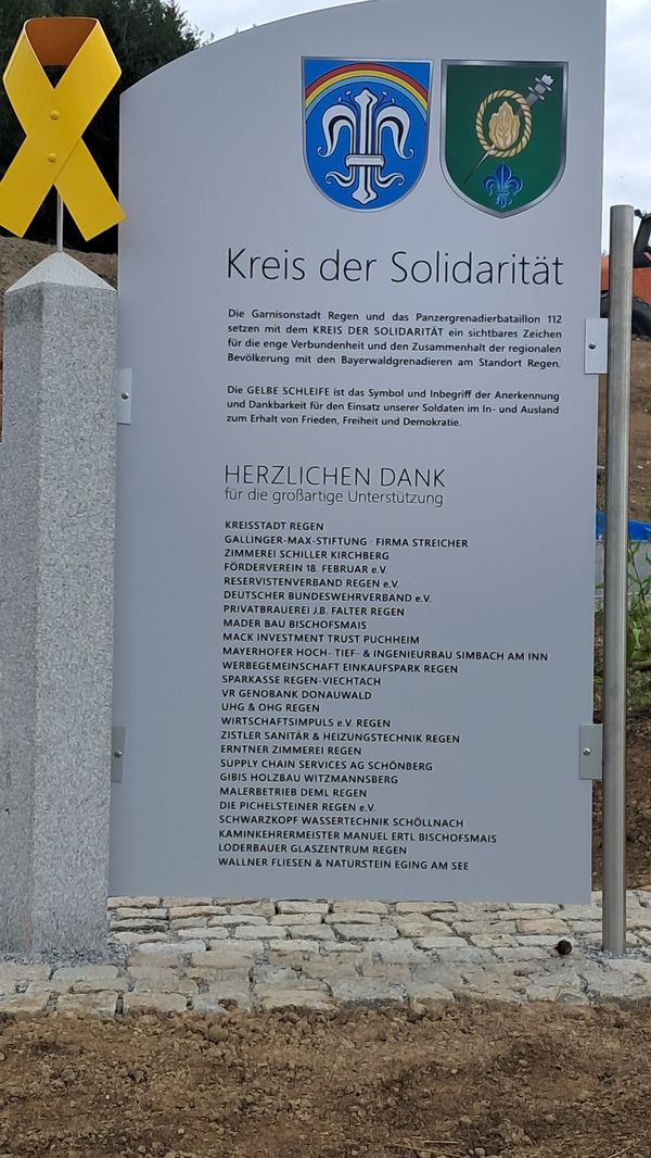 In würdiger Form wird die Bedeutung der „Gelben Schleife“ erklärt und den zahlreichen Spendern gedankt. Foto: Günther Arend