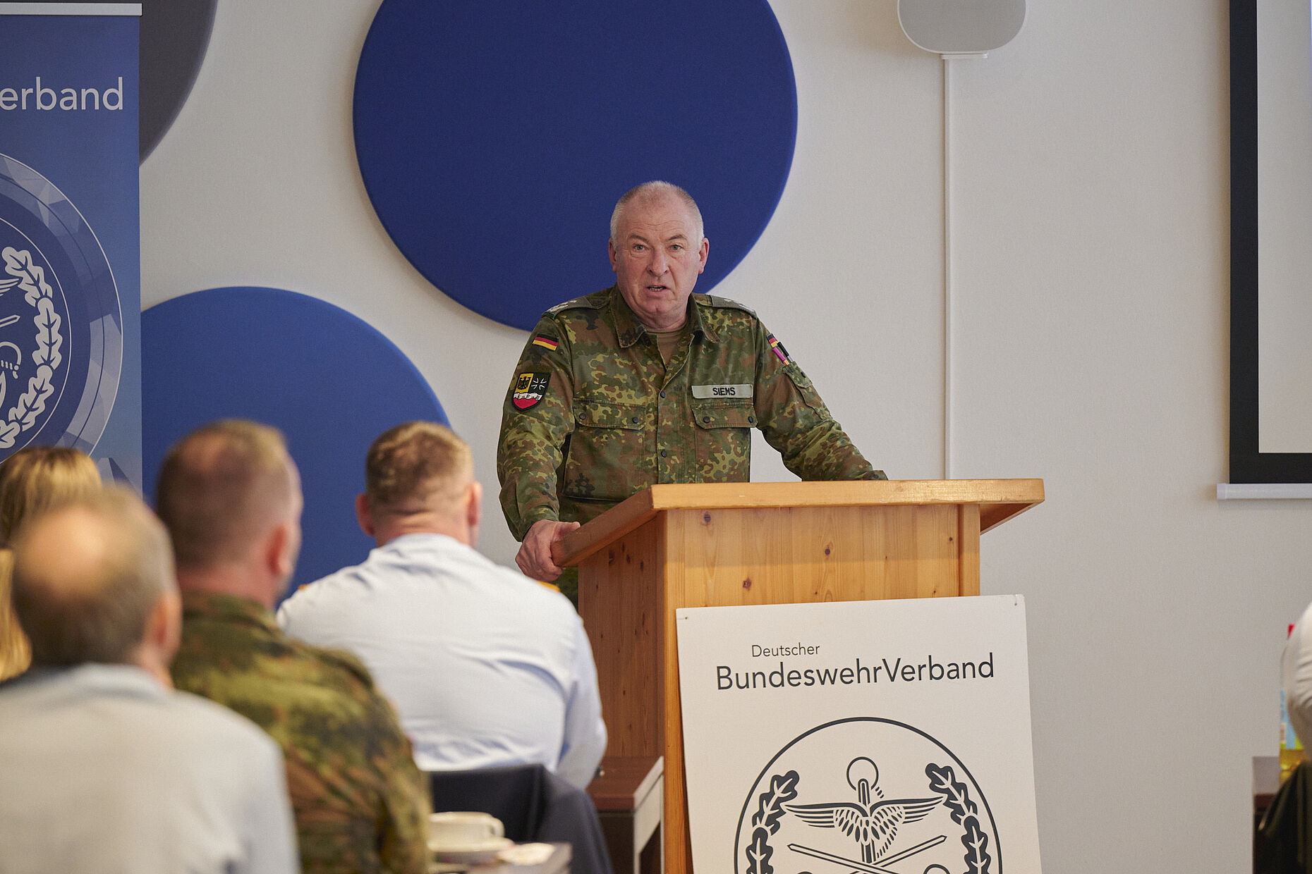 Oberst Fred Siems vom Bundesamt für Personalmanagement präsentierte den derzeitigen Fortschritt beim Personalaufbau der Bundeswehr. Foto: Ingo Kaminsky