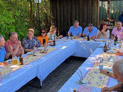 Mitglieder und Angehörige der KERH Augsburg trafen sich zum traditionellen Sommerfest in der Lechfeldkaserne. Foto: li