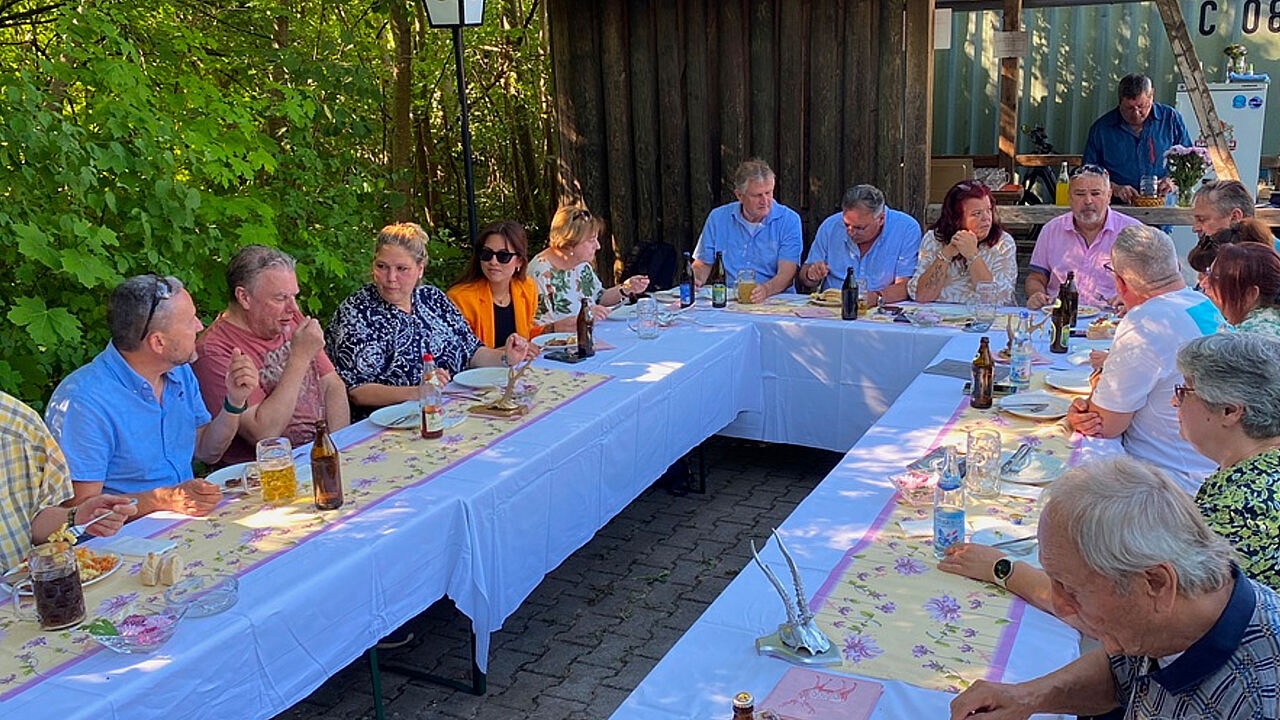 Mitglieder und Angehörige der KERH Augsburg trafen sich zum traditionellen Sommerfest in der Lechfeldkaserne. Foto: li
