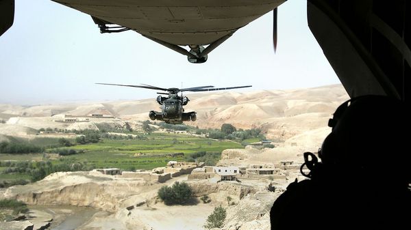 Seit vielen Jahren setzt die Bundeswehr den Transporthubschrauber CH-53 in Afghanistan ein. Sowohl Personal als auch Material benötigen mittlerweile dringend eine Regenerationsphase. Foto: Bundeswehr/Andrea Bienert