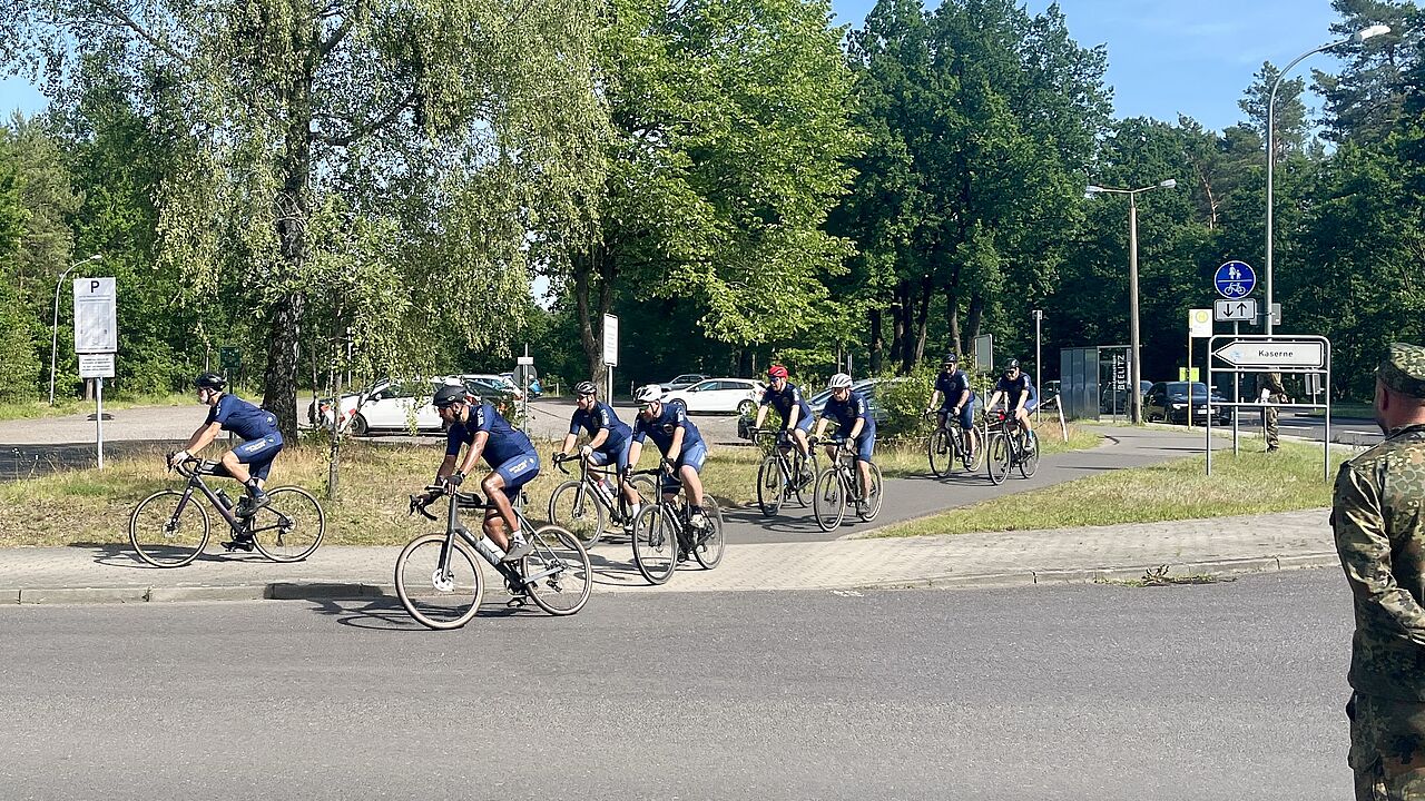 In sieben Etappen haben die Teilnehmer der Tour of Valor - hier bei ihrer Ankunft in Beelitz - für die Anliegen der Bundeswehr-Veteranen geworben. Foto: DBwV/Kruse