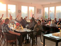 Die Mitglieder der KERH Neubrandenburg bei der Abstimmung. Foto: Steffen Braun