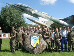 Mitgliederbetreuung ist ein besonderes Steckenpferd des TruKa-Vorstandes am Radar-Luftwaffenstandort Brakel-Auenhausen. Kameraden im Auslandseinsatz erhalten Pakete aus Auenhausen. Foto: TruKa AbgTZg 242