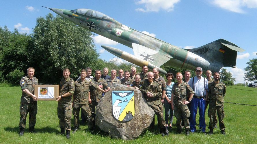 Mitgliederbetreuung ist ein besonderes Steckenpferd des TruKa-Vorstandes am Radar-Luftwaffenstandort Brakel-Auenhausen. Kameraden im Auslandseinsatz erhalten Pakete aus Auenhausen. Foto: TruKa AbgTZg 242