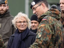Ihren ersten Truppenbeusch im Einsatz absolvierte Verteidigungsministerin Christine Lambrecht beim deutschen Kontingent in Litauen. Foto: Nato eFP Battlegroup Lithuania/Twitter