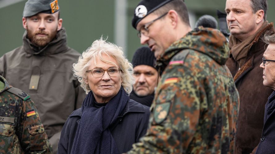 Ihren ersten Truppenbeusch im Einsatz absolvierte Verteidigungsministerin Christine Lambrecht beim deutschen Kontingent in Litauen. Foto: Nato eFP Battlegroup Lithuania/Twitter