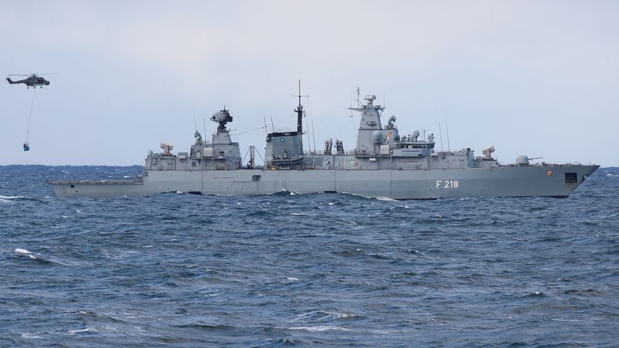 Die Fregatte "Mecklenburg-Vorpommern" während der Übung Heimdall 2022 im Nordmeer vor der Küste Norwegens. Foto: Bundeswehr/Julia Kelm