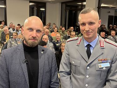 Autor Wolf Gregis (l.) und der stellv. Bundesvorsitzende Oberstleutnant i.G. Marcel Bohnert bei der Vorstellung des Buchs „Das Karfreitagsgefecht. Deutsche Soldaten im Feuer der Taliban“. Foto: DBwV/Frank Jungbluth