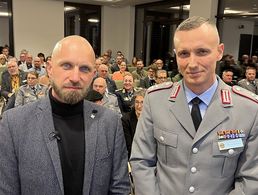 Autor Wolf Gregis (l.) und der stellv. Bundesvorsitzende Oberstleutnant i.G. Marcel Bohnert bei der Vorstellung des Buchs „Das Karfreitagsgefecht. Deutsche Soldaten im Feuer der Taliban“. Foto: DBwV/Frank Jungbluth