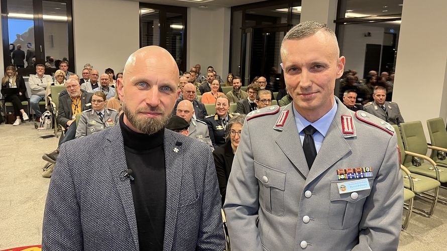 Autor Wolf Gregis (l.) und der stellv. Bundesvorsitzende Oberstleutnant i.G. Marcel Bohnert bei der Vorstellung des Buchs „Das Karfreitagsgefecht. Deutsche Soldaten im Feuer der Taliban“. Foto: DBwV/Frank Jungbluth